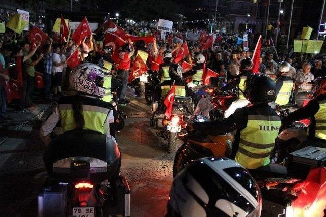 Safranbolu’da Binlerce Kişi ‘demokrasi Yürüyüşü’ Yaptı