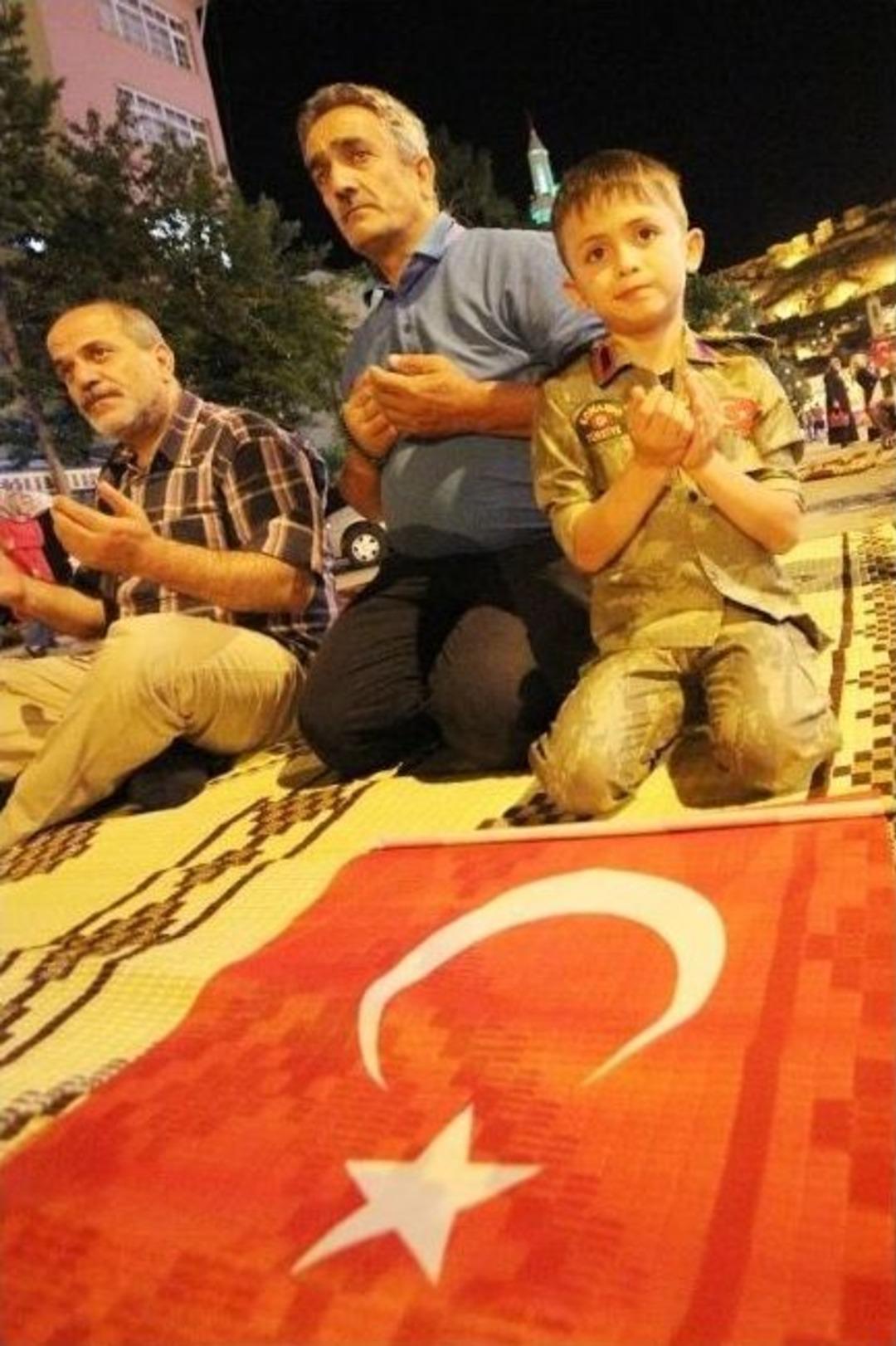 Bayburt&rsquo;ta Topluca Ş&uuml;k&uuml;r Namazı Kılındı