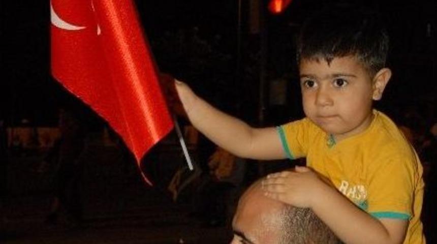 Anne Ve Babalarının Kucağında Demokrasi N&ouml;beti Tutuyorlar