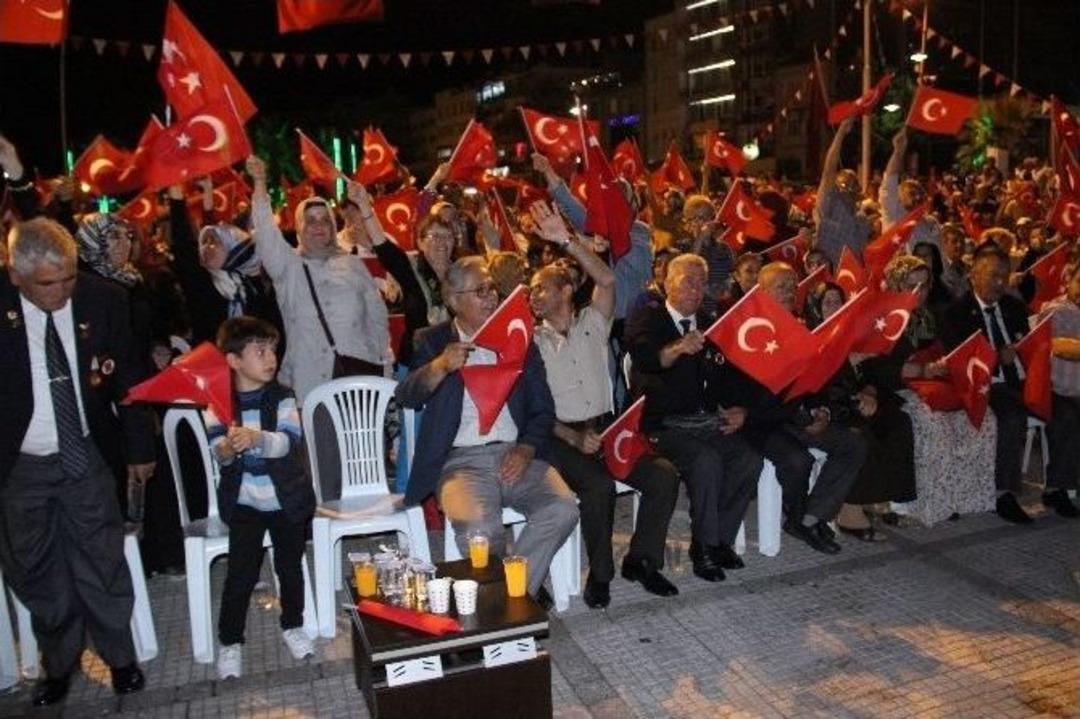 Demokrasi N&ouml;betine Gelen Jandarma Binbaşı&rsquo;na Sevgi G&ouml;sterisi