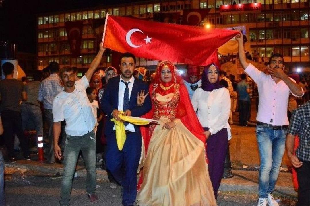 Gelin Damat Demokrasi N&ouml;betinde