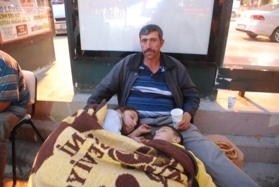 Demokrasi N&ouml;beti Tutan Tokatlılar Meydanlarda Sabahlıyor