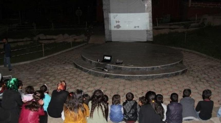 Başkale&rsquo;de A&ccedil;ık Havada Film İzleme Etkinliği