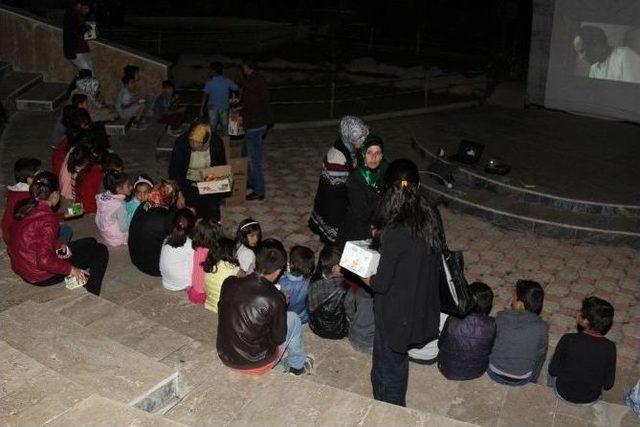 Başkale&rsquo;de A&ccedil;ık Havada Film İzleme Etkinliği 1