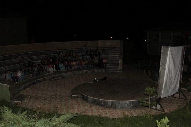 Başkale&rsquo;de A&ccedil;ık Havada Film İzleme Etkinliği 3