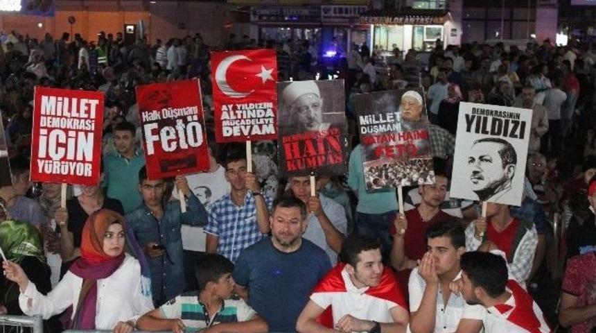 Kilis’te Demokrasi Nöbeti Sürüyor