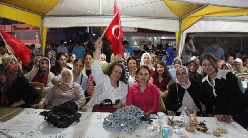 Ak Partili Kadınların Demokrasi Nöbeti Sürüyor