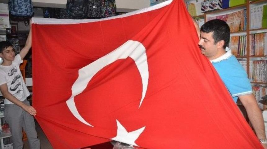 Siirt&rsquo;te Bayraklar T&uuml;kendi