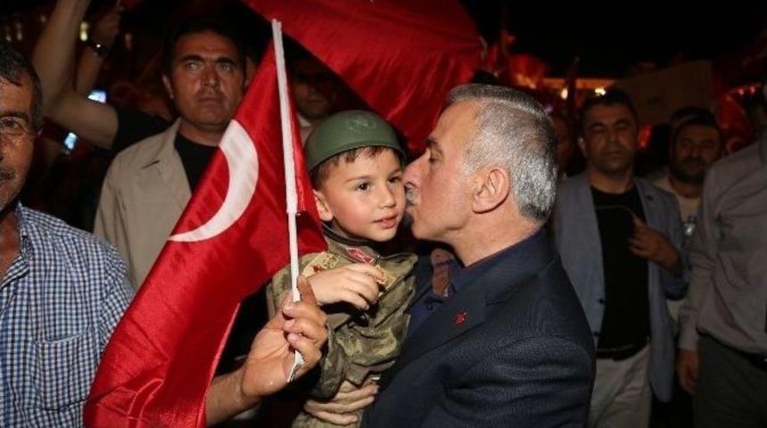 Vali Kam&ccedil;ı, Cumhuriyet Meydanı&rsquo;nda Vatandaşlarla Buluştu