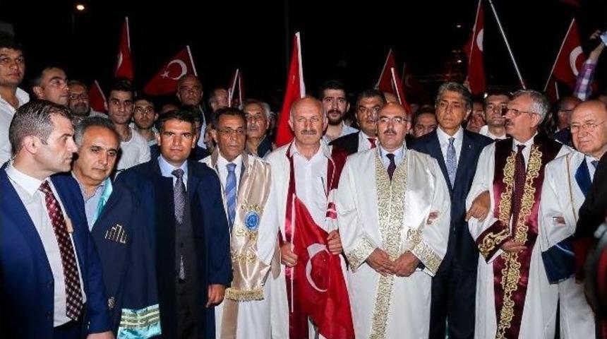 Fsmv&uuml; Rekt&ouml;r&uuml; Prof. Dr. Musa Duman, Darbe Girişimini Protesto Y&uuml;r&uuml;y&uuml;ş&uuml;ne Katıldı