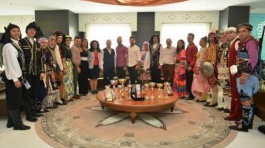 Nil&uuml;ferli Folklorcular Kktc&rsquo;den &Ouml;d&uuml;lle D&ouml;nd&uuml;