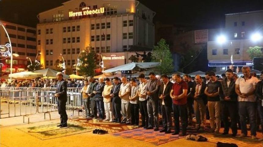 Ak Parti&rsquo;li Doğanay, 5 Bin Kişiye Yatsı Namazını Kıldırdı