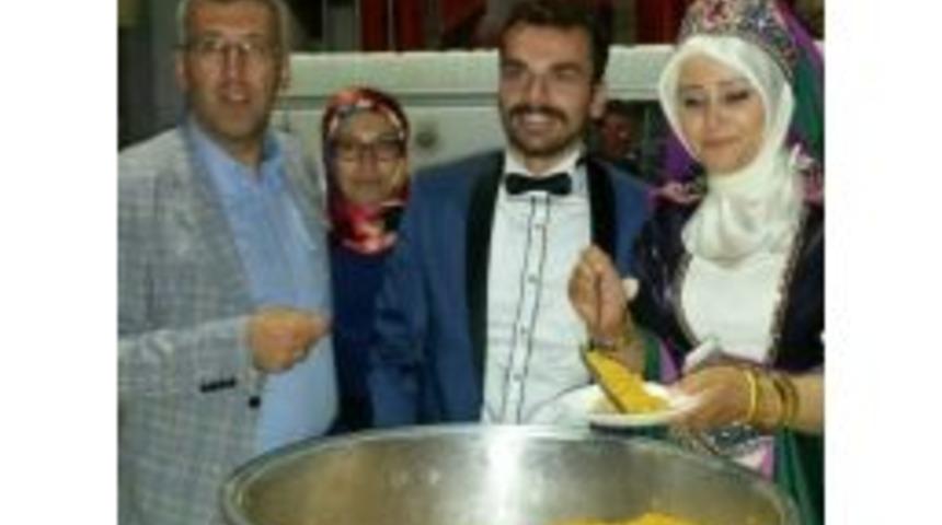 Gelin Ve Damat Demokrasi N&ouml;betinde