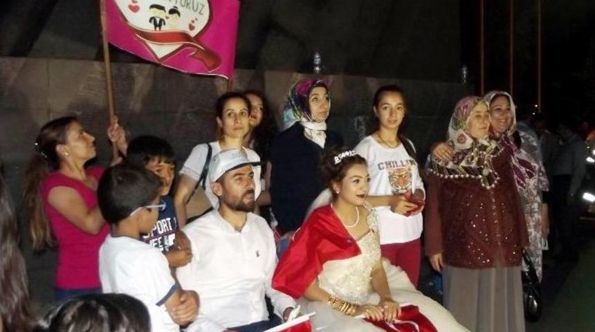 Demokrasi &Ccedil;ifti, Demokrasi N&ouml;bet&ccedil;ilerinin Şahitliğinde Evlendi