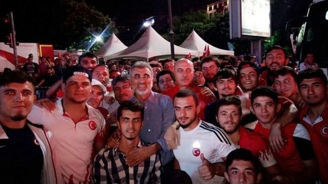 G&uuml;reş&ccedil;iler, Meydanlardan Ayrılmıyor