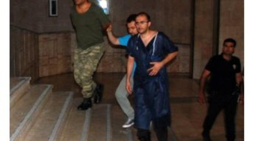 Malatya&rsquo;da Darbe Girişimi Gececi Vali Ve Emniyet M&uuml;d&uuml;r&uuml;ne Silah &Ccedil;ekildi