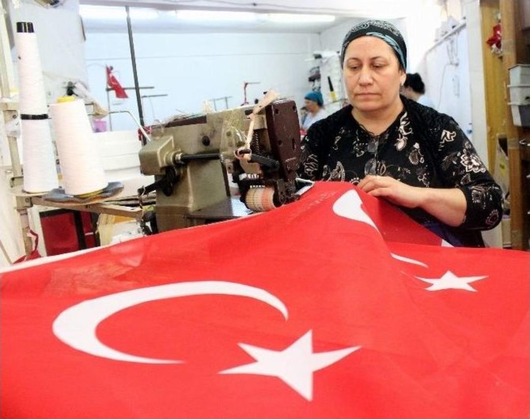 Bayrak Satışları Patladı, Bayrak&ccedil;ılar Talebe Yetişemiyor