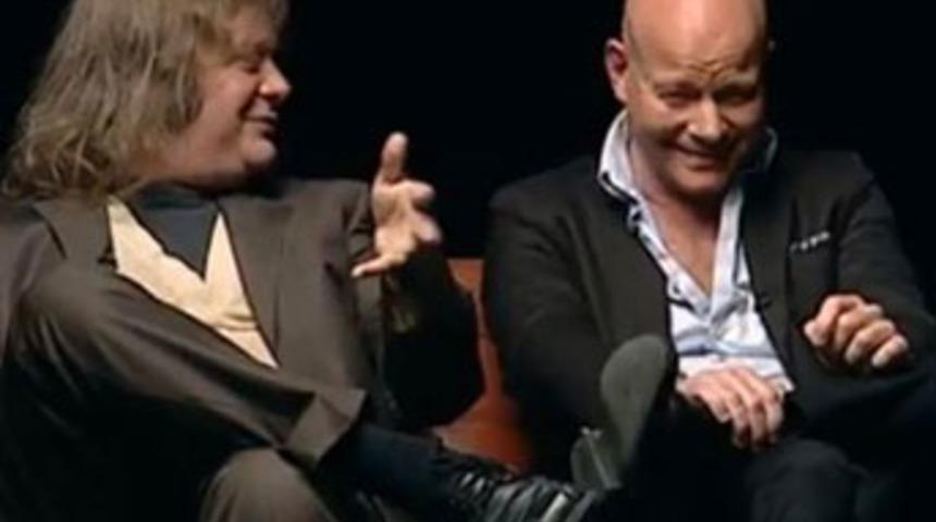 Erkeklerin karşısında &ccedil;ırıl&ccedil;ıplak!