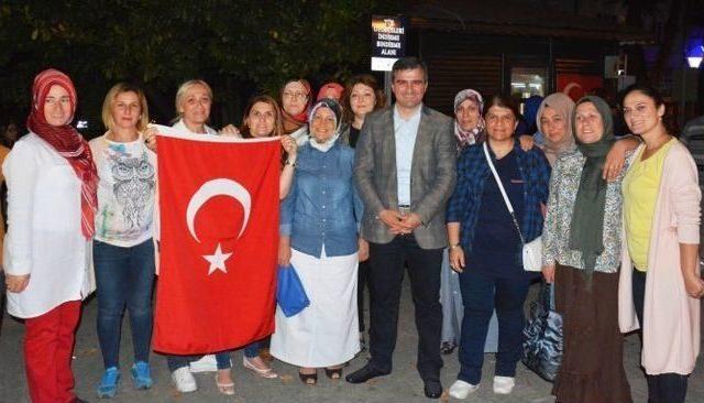 Kadınlar, Demokrasi Nöbetçilerine Börek Yapıp Dağıttı