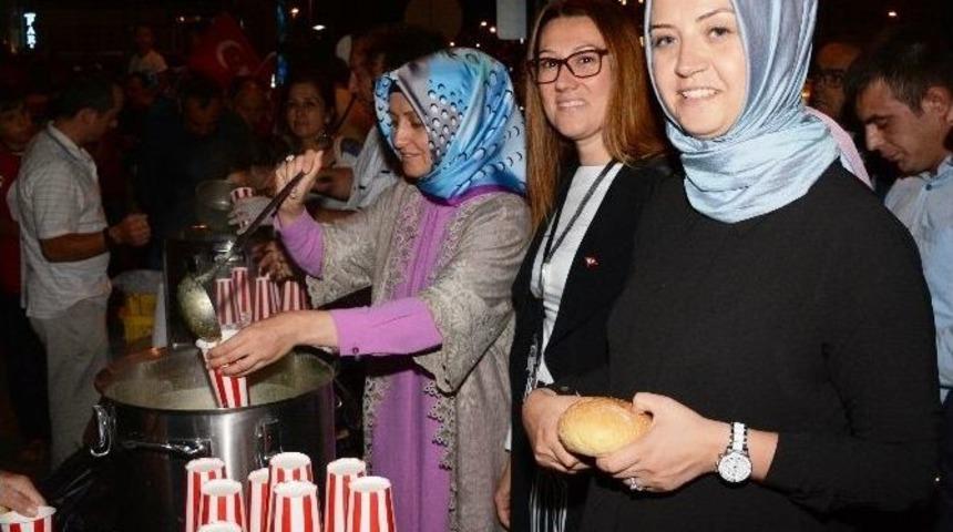 Turan Demokrasi N&ouml;betinde &Ccedil;orba Dağıttı