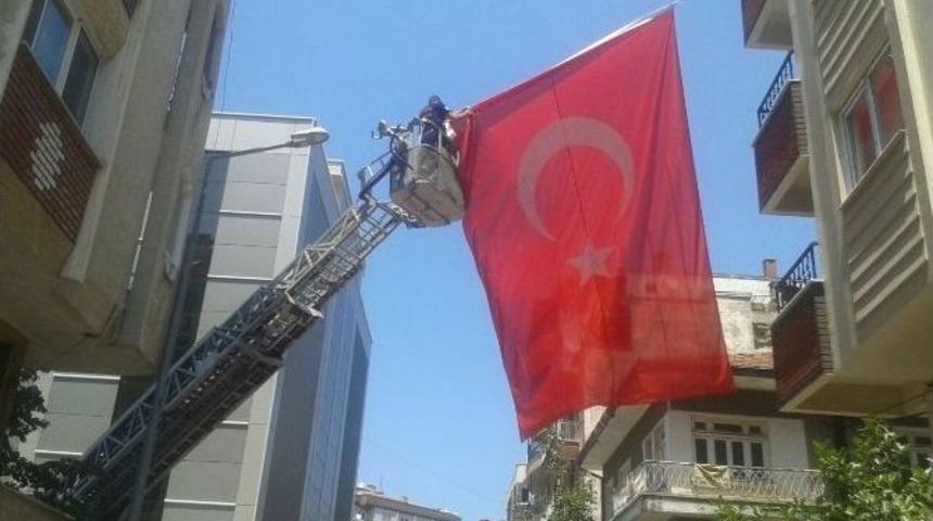 Saldırıya Uğrayan Bayrak B&uuml;y&uuml;kşehir Tarafından Yenilendi