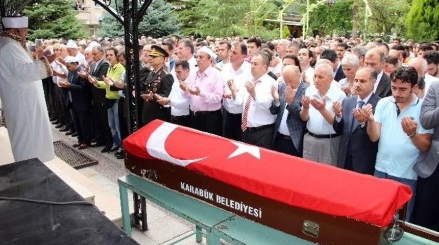 Darbe Girişiminde Şehit Olan Karab&uuml;kl&uuml; Vatandaş Toprağa Verildi