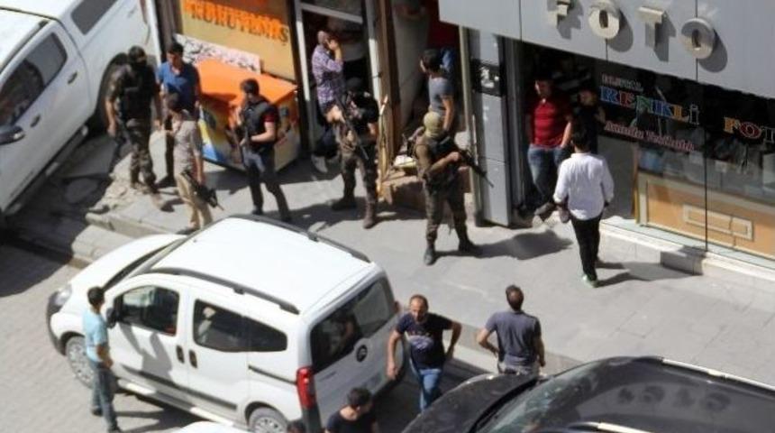 Hakkari&rsquo;de Kimliksiz 3 Kişi İle Diha Muhabiri G&ouml;zaltına Alındı