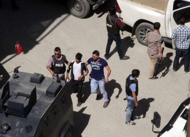 Hakkari’de Kimliksiz 3 Kişi İle Diha Muhabiri Gözaltına Alındı