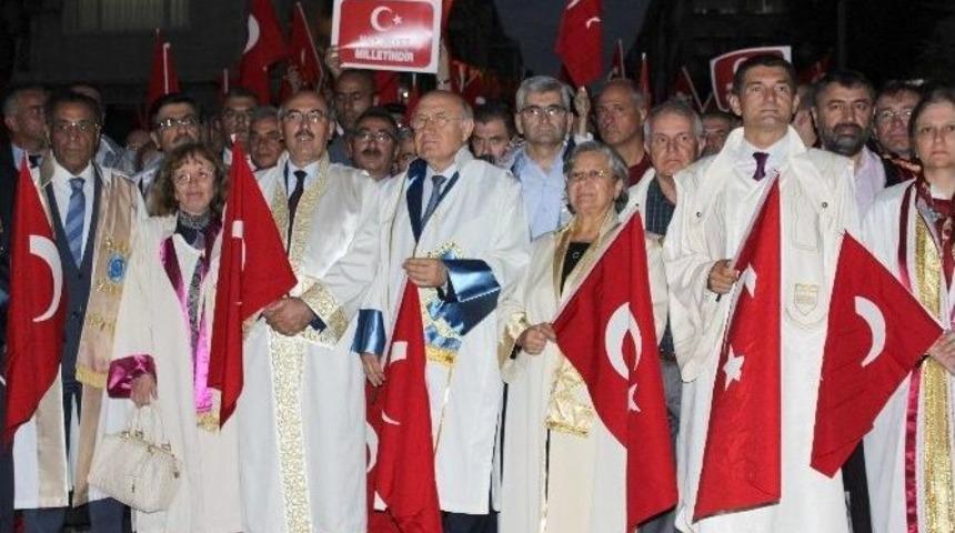 İkbu Rekt&ouml;r&uuml; Prof. Dr. &Ccedil;ağrı Erhan Darbe Girişimini Protesto Y&uuml;r&uuml;y&uuml;ş&uuml;ne Katıldı