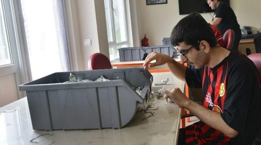 Engelliler Montaj At&ouml;lyesi&rsquo;nin Yıldızı Parlıyor