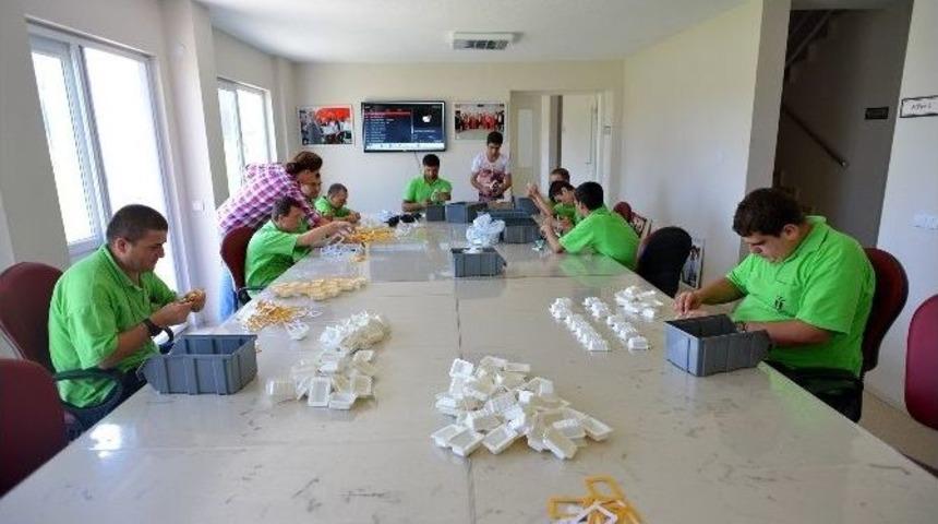 Engelliler Montaj At&ouml;lyesi &Uuml;retimde &Ccedil;ıtayı Y&uuml;kseltti