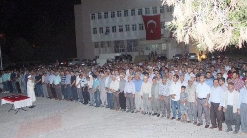 Samsat&rsquo;ta Demokrasi N&ouml;beti Tutanlara &Ccedil;iğ K&ouml;fte İkram Edildi