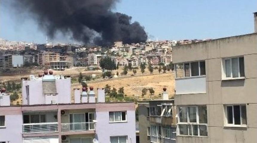 İzmir&rsquo;de Korkutan Siyah Duman