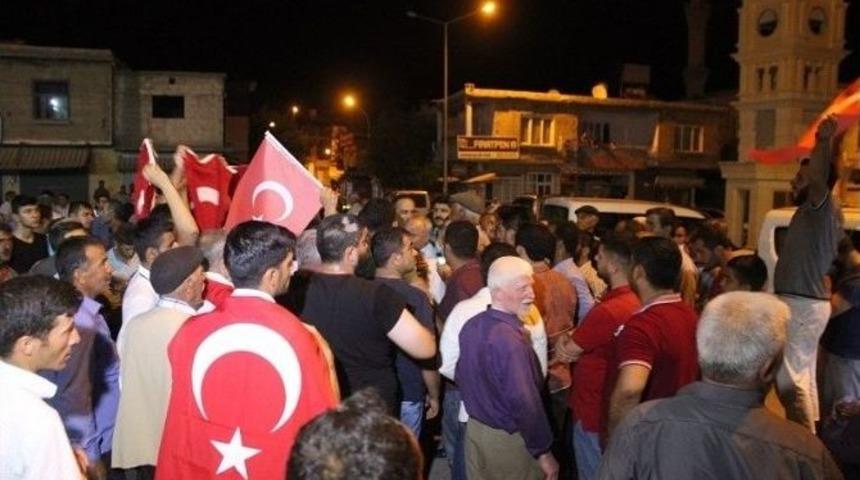T&uuml;rkiye, Gaziantep Ve Yavuzeli Demokrasi N&ouml;betini S&uuml;rd&uuml;r&uuml;yor