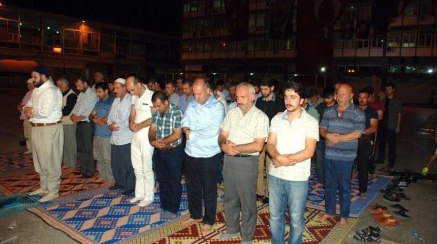 Vali Erin Ve Demokrasi N&ouml;beti Tutan Vatandaşlar Sabah Namazını Meydanda Kıldı