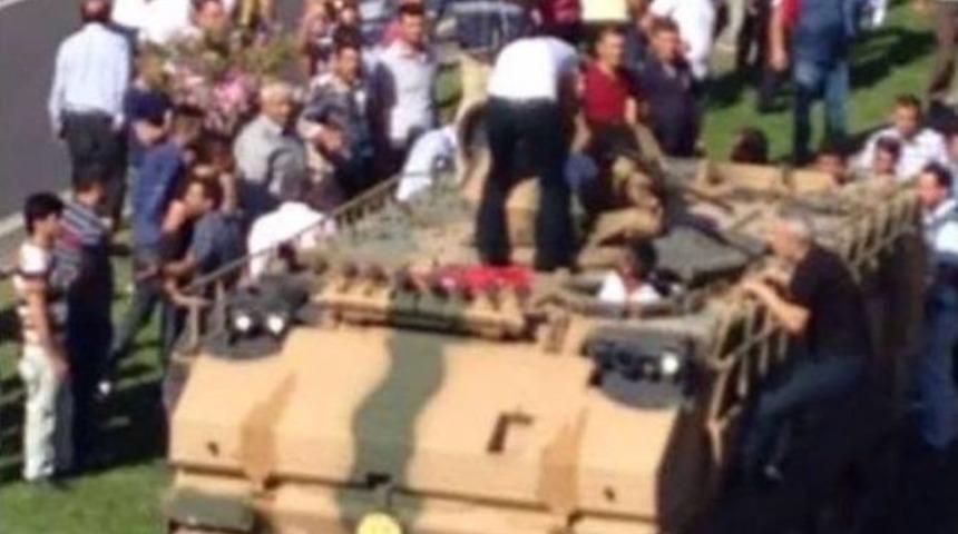 Darbe Gecesi Tank S&uuml;ren Kahraman Minib&uuml;s&ccedil;&uuml; Konuştu