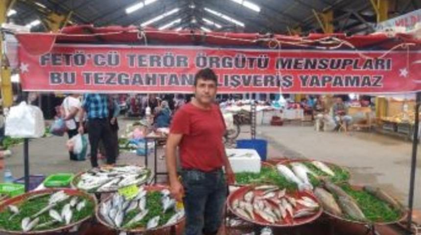 Pazarcı Esnafından Fet&ouml;&rsquo;ye Pankartlı Tepki