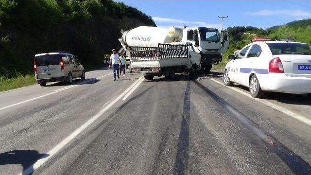 Yaralı Yakını Kaza Yapan Sürücüye Saldırdı