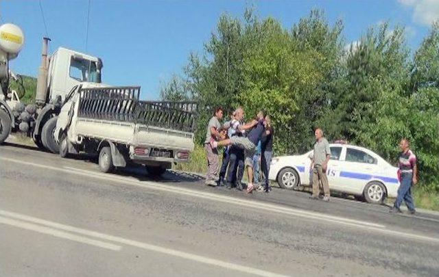 Yaralı Yakını Kaza Yapan Sürücüye Saldırdı