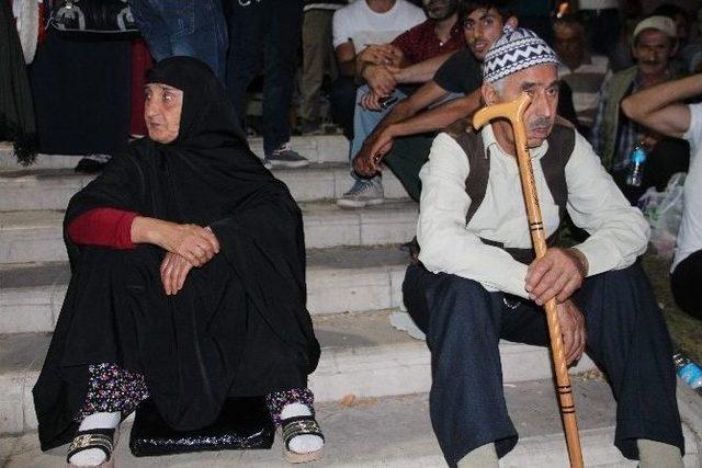 Elazığ’da Demokrasi Nöbeti Devam Ediyor