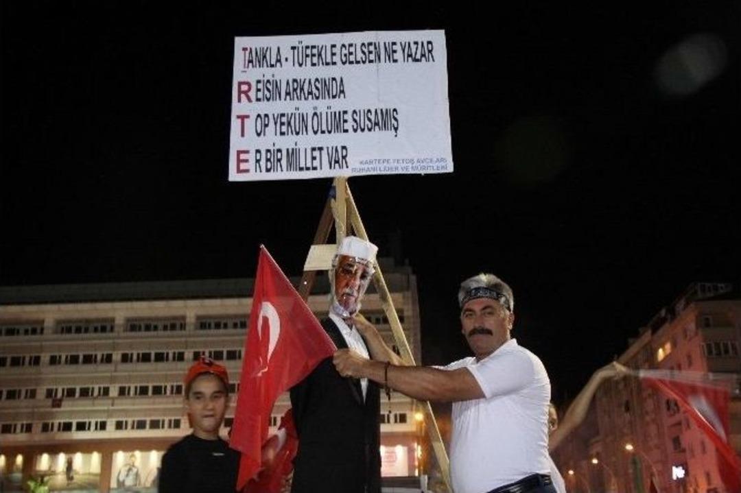 Kocaeli&rsquo;de Demokrasi N&ouml;betine Katılan Vatandaşlar Fet&ouml;&rsquo;ye Lanet Okudu