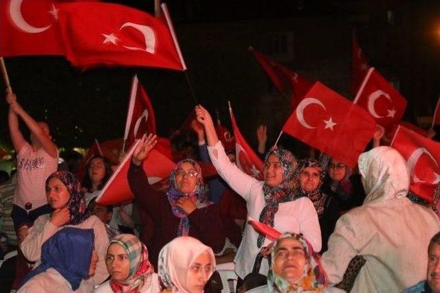 Ak Parti Milletvekili Selçuk Özdağ, Meydandaki Akhisarlılara Seslendi