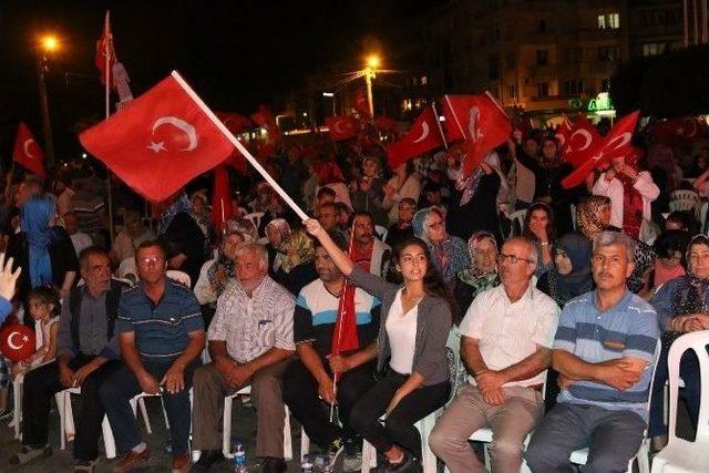 Ak Parti Milletvekili Selçuk Özdağ, Meydandaki Akhisarlılara Seslendi