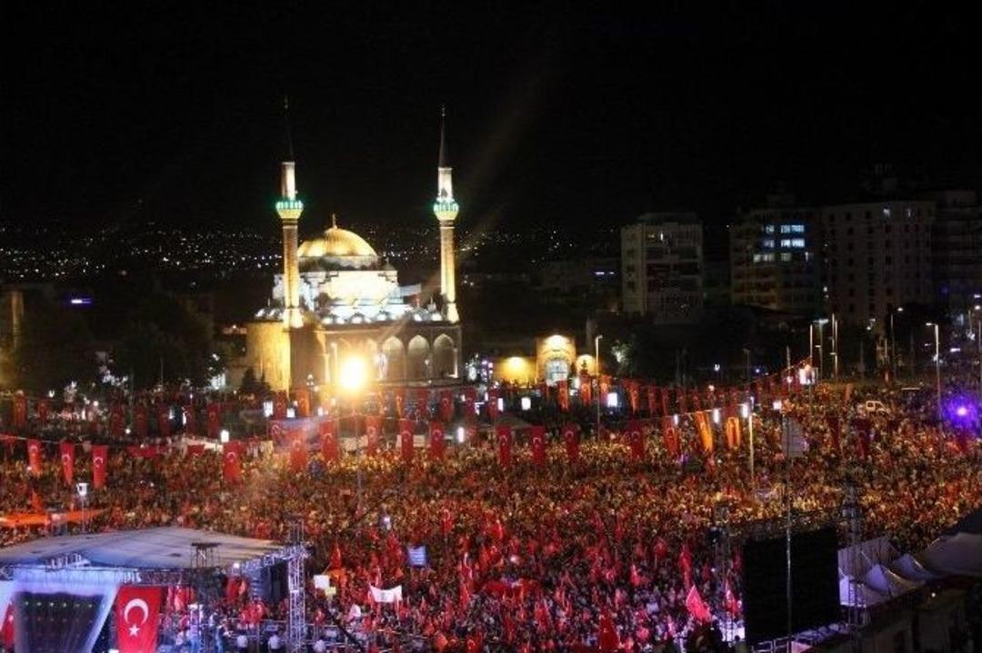 Sanat&ccedil;ı Uğur Işılak:&ldquo;ohal&rsquo;e &lsquo;hayır&rsquo; Diyen İ&ccedil;ten İ&ccedil;e Darbeye &lsquo;evet&rsquo; Diyenlerdir&rdquo;