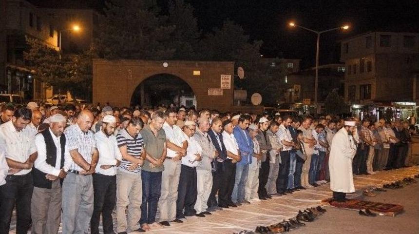 Ahlat&rsquo;ta Yatsı Namazı Şehir Merkezinde Kılındı