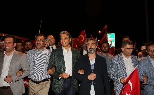 Yüz Binler Boğaziçi Köprüsü’ne Demokrasi İçin Yürüdü