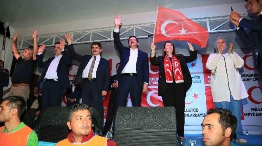 Demokrasi N&ouml;beti S&uuml;r&uuml;yor