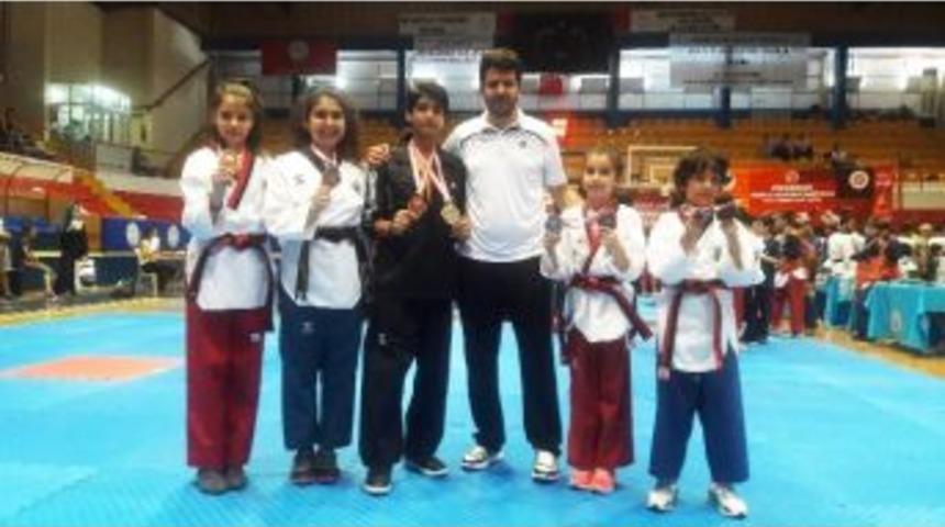 Pursaklar Belediyesi Tekvandodan 8 Madalya İle D&ouml;nd&uuml;