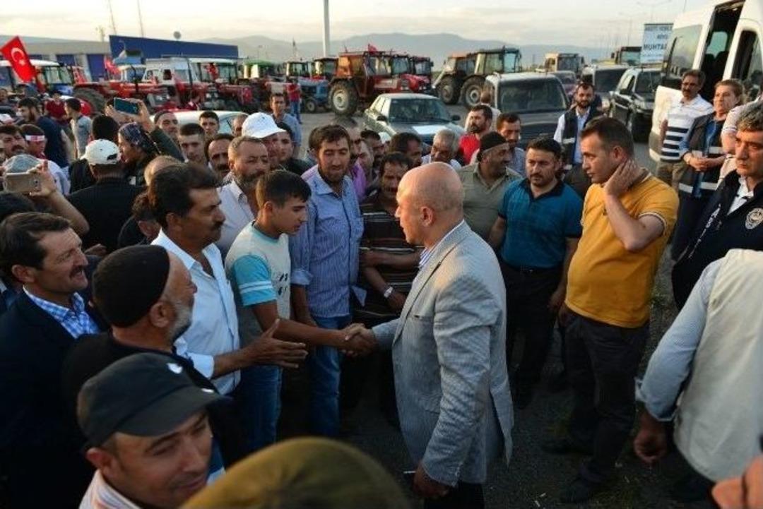 Trakt&ouml;rlerle Cumhuriyet Caddesine &Ccedil;ıktılar