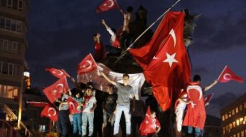 Halk, Meydanları Doldurup Hainlere Mesaj Verdi